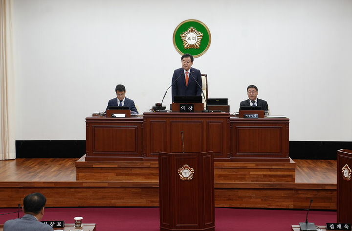 [태백=뉴시스] 강원 태백시의회 고재창 의장은 지난 19일 시의회 본회의장에서 제286회 임시회 제2차 본회의를 열고 5일간의 회기 일정을 마무리하고 있다. (사진=태백시의회 제공) 2025.09.20. photo@newsis.com *재판매 및 DB 금지