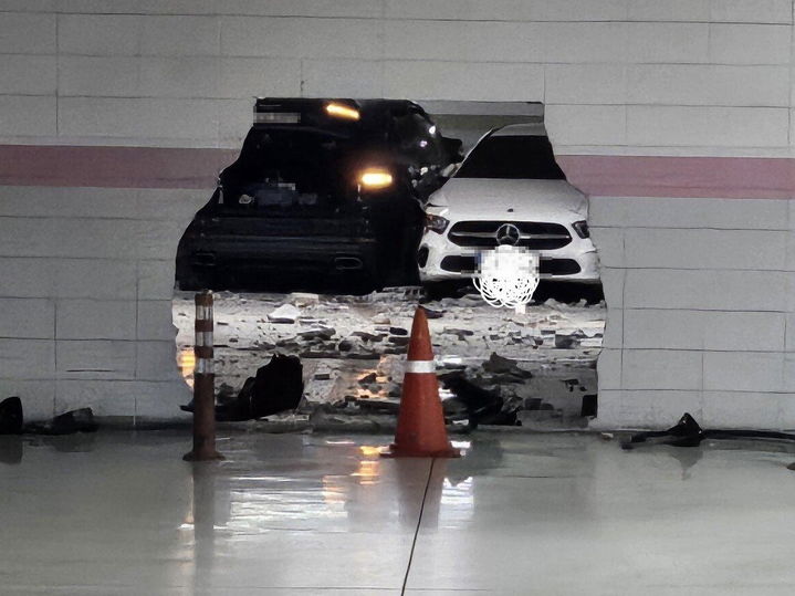 [서울=뉴시스] 포르쉐가 뚫은 주차장 벽. (사진=자동차 온라인 커뮤니티 '보배드림' 캡처) *재판매 및 DB 금지