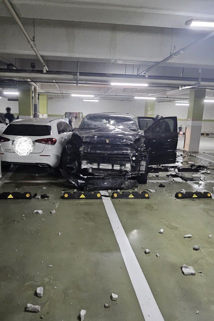 [서울=뉴시스] 주차장 벽을 뚫은 포르쉐. (사진=자동차 온라인 커뮤니티 '보배드림' 캡처) *재판매 및 DB 금지