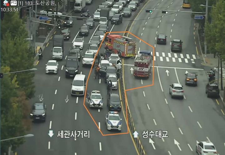 [서울=뉴시스] 20일 오전 10시32분께 강남구 신사동 도산공원사거리 인근 도로에서 승용차 5대가 추돌하는 사고가 발생했다.(사진=서울TOPIS 갈무리) photo@newsis.com *재판매 및 DB 금지