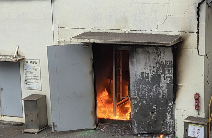 [울산=뉴시스] 20일 오전 9시10분께 울산 남구 성암동의 한 화학제품 공장에서 불길이 올라오고 있다. (사진=울산소방본부 제공) 2025.09.20. photo@newsis.com *재판매 및 DB 금지