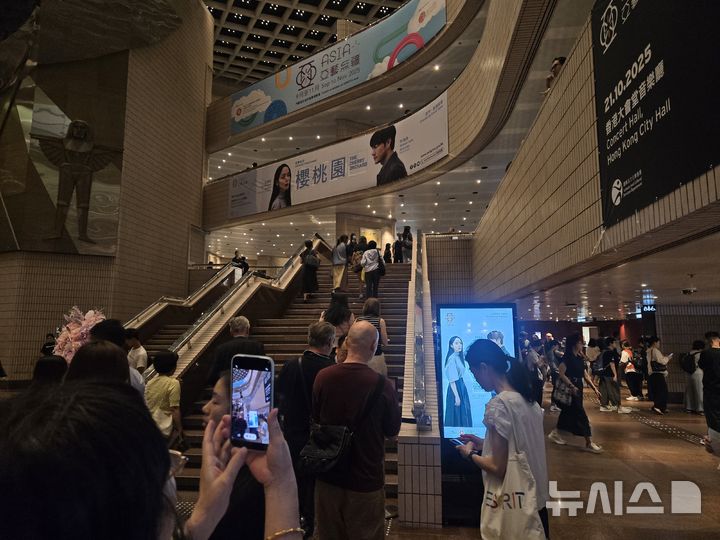 [홍콩=뉴시스]김주희 기자=연극 '벚꽃동산'이 19일 홍콩문화센터 대극장에서 '2025 홍콩 아시아플러스 페스티벌(Asia+ Festival 2025)' 개막작으로 선정돼 공연했다. 사진은 공연 전 극장에 모여든 관객들의 모습. 2025.09.19.