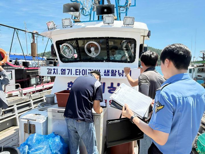 [무안=뉴시스] 낚시어선 안전점검 자료사진. (사진=전남도 제공) 2025.09.21. photo@newsis.com *재판매 및 DB 금지