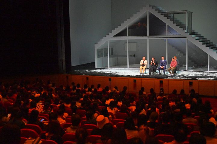 연극 '벚꽃동산'이 19일 홍콩문화센터 대극장에서 '2025 홍콩 아시아플러스 페스티벌(Asia+ Festival 2025)' 개막작으로 공연한 뒤 이현정 LG아트센터장, 배우 박해수, 손상규가 아티스트 토크에 참석했다. (사진=LG아트센터 제공) *재판매 및 DB 금지