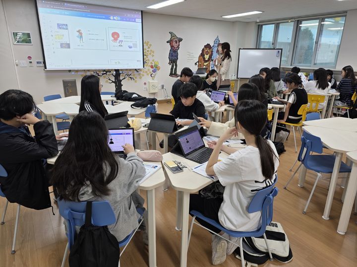 [인산=뉴시스] IBEP MYP 과정에 참여하는 학생들이 20일 안산해솔중학교에서 수업을 받고 있다. (사진=안산교육지원청 제공) 2025.09.20. photo@newsis.com *재판매 및 DB 금지