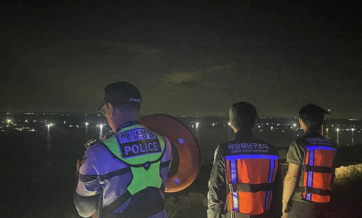 [당진=뉴시스] 지난 7일 평택해양경찰서 소속 해경과 재난구조대원들이 충남 당진 석문방조제 인근에서 순찰을 하고 있다. (사진=평택해양경찰서 제공) 2025.09.20. photo@newsis.com *재판매 및 DB 금지