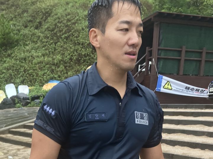 [제주=뉴시스] 제주 서귀포경찰서 중문파출소 소속 김양재(39) 경사가 20일 오전 중문색달해수욕장에서 물에 빠진 관광객을 구한 뒤 해안으로 나오고 있다. (사진=제주경찰청 제공) 2025.09.20. photo@newsis.com *재판매 및 DB 금지