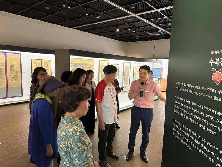 [밀양=뉴시스] 밀양시립박물관에서 열린 특별기획전 열매 전시 행사가 열리고 있다. (사진=밀양시 제공) 2025.09.20. photo@newsis.com *재판매 및 DB 금지