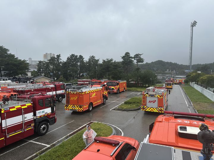 [강릉=뉴시스] 20일 소방 물탱크차가 강북 공설운동장 자원집결지 집결한 모습. (사진=강뤈소방본부 제공) 2025.09.20. photo@newsis.com *재판매 및 DB 금지
