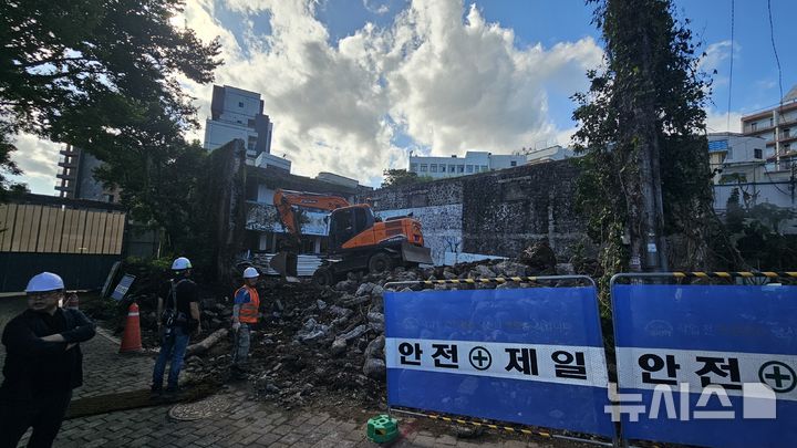 [제주=뉴시스] 임재영 기자 = 20일 오후 서귀포시 서귀동 관광극장의 철거 공사가 진행되고 있다. 2025.09.20. ijy788@newsis.com. 