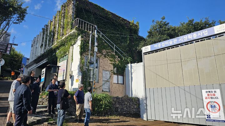 [제주=뉴시스] 임재영 기자 = 제주지역 건축 전문가들과 문화예술계 관계자들이 20일 오후 서귀포시 서귀동 관광극장 철거 공사 현장을 찾아 항의하고 있다. 2025.09.20. ijy788@newsis.com. 