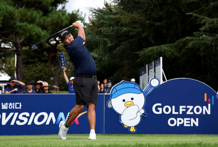 [서울=뉴시스] 김찬우가 20일 경북 구미시 골프존카운티 선산(파71)에서 열린 한국프로골프(KPGA) 투어 골프존 오픈 3라운드 경기에 임하고 있다. (사진=KPGA 제공) 2025.09.20. *재판매 및 DB 금지