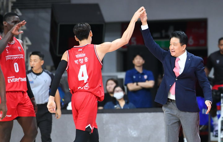 [서울=뉴시스] 프로농구 안양 정관장의 유도훈 감독. (사진=한국프로축구연맹 제공) *재판매 및 DB 금지
