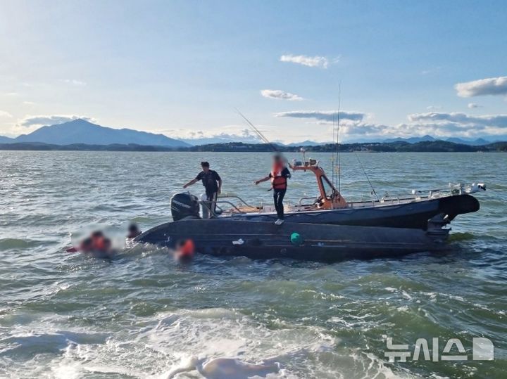 사천시 인근 해상서 어선 전복…승선원 7명 전원 구조