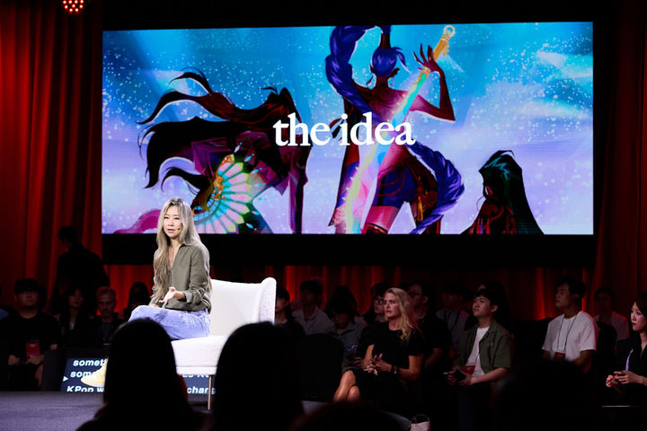 [부산=뉴시스] 케이팝 데몬 헌터스를 제작한 매기 강 감독이 20일 넷플릭스가 개최한 '크리에이티브 아시아: 크리에이터 마스터 클래스' 대담에서 발언하고 있다. (사진=넷플릭스 제공) 2025.09.20. photo@newsis.com *재판매 및 DB 금지