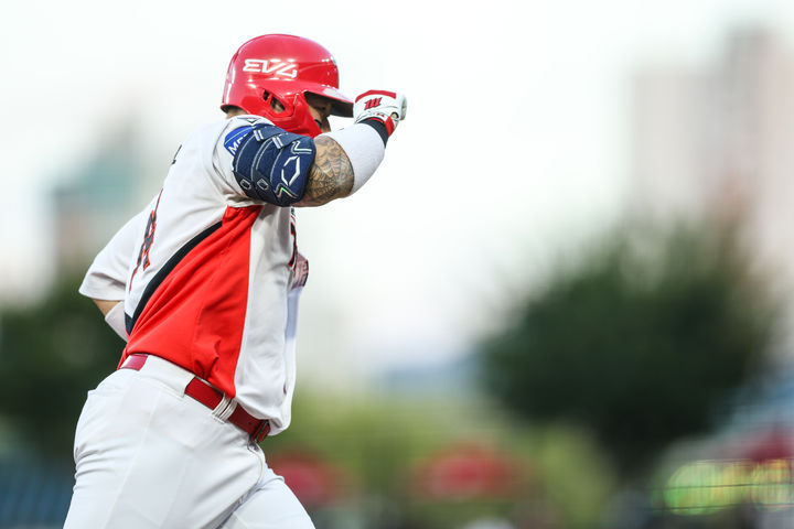 [서울=뉴시스] 프로야구 KIA 타이거즈 최형우가 20일 광주-기아챔피언스필드에서 열린 2025 신한 쏠뱅크 KBO리그 NC 다이노스와의 경기에서 홈런을 친 뒤 베이스를 돌고 있다. (사진=KIA 타이거즈 제공) 2025.09.20.&nbsp; *재판매 및 DB 금지