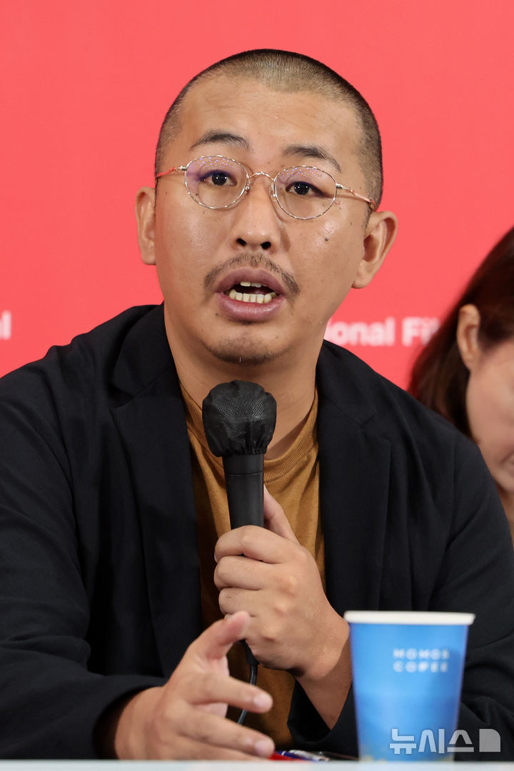 [부산=뉴시스] 박진희 기자 = 미야케 쇼 감독이 20일 부산 해운대구 우동 영화의전당 비프힐에서 열린 제30회 부산국제영화제 경쟁부문 작품 '여행과 나날' 기자회견을 하고 있다. 2025.09.20. pak7130@newsis.com