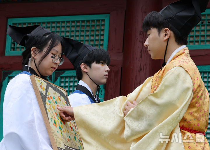 [서울=뉴시스] 배훈식 기자 = 2025 유소문화축제 '고하노라'가 열린 20일 오후 서울 종로구 성균관 비천당에서 성균관대학교 공식 학생단체 유생문화기확단 청랑(靑浪) 학생들이 대의사(大議事)를 재현하고 있다. '고하노라'는 조선시대 성균관 유생들이 임금에게 상소를 올리던 유소(儒疏, 유생의 상소) 문화를 현대적으로 계승·재해석한 행사다. 2025.09.20. dahora83@newsis.com