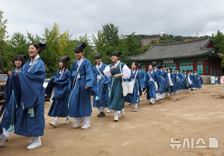 [서울=뉴시스] 배훈식 기자 = 2025 유소문화축제 '고하노라'가 열린 20일 오후 서울 종로구 성균관 비천당에서 성균관대학교 공식 학생단체 유생문화기확단 청랑(靑浪) 학생들이 소행(疏行)을 재현하고 있다. '고하노라'는 조선시대 성균관 유생들이 임금에게 상소를 올리던 유소(儒疏, 유생의 상소) 문화를 현대적으로 계승·재해석한 행사다. 2025.09.20. dahora83@newsis.com