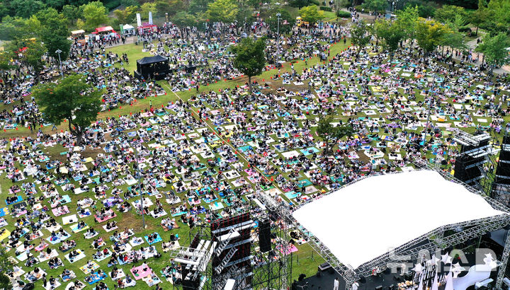 [수원=뉴시스] 김종택 기자 = 2025 수원재즈페스티벌 둘째날인 20일 오후 경기 수원시 광교호수공원 재미난 밭에서 잔디광장을 가득 메운 시민들이 선선한 가을 공기를 맞으며 흥겨운 재즈 선율을 즐기고 있다. 2025.09.20. jtk@newsis.com