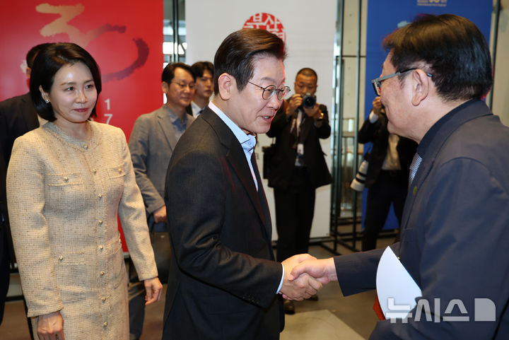 [부산=뉴시스] 최동준 기자 = 이재명 대통령이 20일 부산 해운대구 영화의전당에서 부산국제영화제 공식상영작 '극장의 시간들' 관람에 앞서 박광수 부산국제영화제 이사장과 인사하고 있다. (대통령실통신사진기자단) 2025.09.20. photocdj@newsis.com