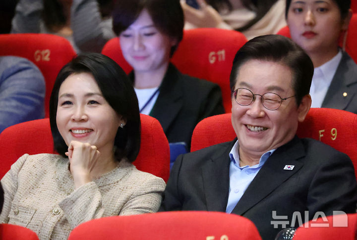 [부산=뉴시스] 최동준 기자 = 이재명 대통령과 김혜경 여사가 20일 부산 해운대구 영화의전당에서 부산국제영화제 공식상영작 '극장의 시간들'을 관람한 뒤 감독과 배우들의 소감을 들으며 밝게 웃고 있다. (대통령실통신사진기자단) 2025.09.20. photocdj@newsis.com