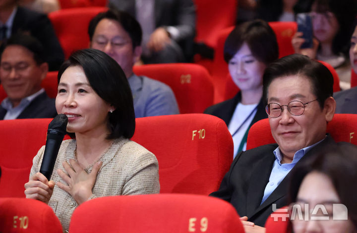 [부산=뉴시스] 최동준 기자 = 김혜경 여사가 20일 부산 해운대구 영화의전당에서 부산국제영화제 공식상영작 '극장의 시간들'을 관람한 뒤 감독과 배우들에게 질문하고 있다. (대통령실통신사진기자단) 2025.09.20. photocdj@newsis.com