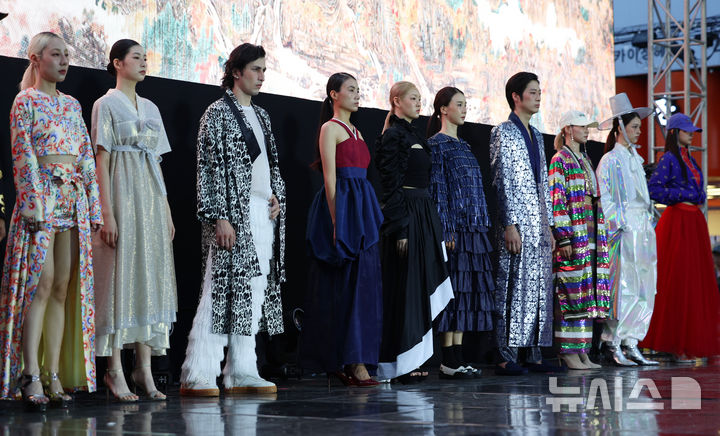 [서울=뉴시스] 조성우 기자 = 20일 서울 마포구 홍대 레드로드 R6에서 열린 레드로드 페스티벌에서 한복 패션쇼가 진행되고 있다. 2025.09.20. xconfind@newsis.com