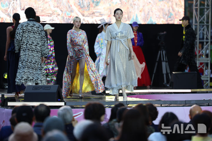 [서울=뉴시스] 조성우 기자 = 20일 서울 마포구 홍대 레드로드 R6에서 열린 레드로드 페스티벌에서 한복 패션쇼가 진행되고 있다. 2025.09.20. xconfind@newsis.com
