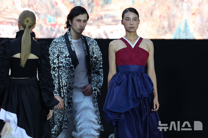 [서울=뉴시스] 조성우 기자 = 20일 서울 마포구 홍대 레드로드 R6에서 열린 레드로드 페스티벌에서 한복 패션쇼가 진행되고 있다. 2025.09.20. xconfind@newsis.com