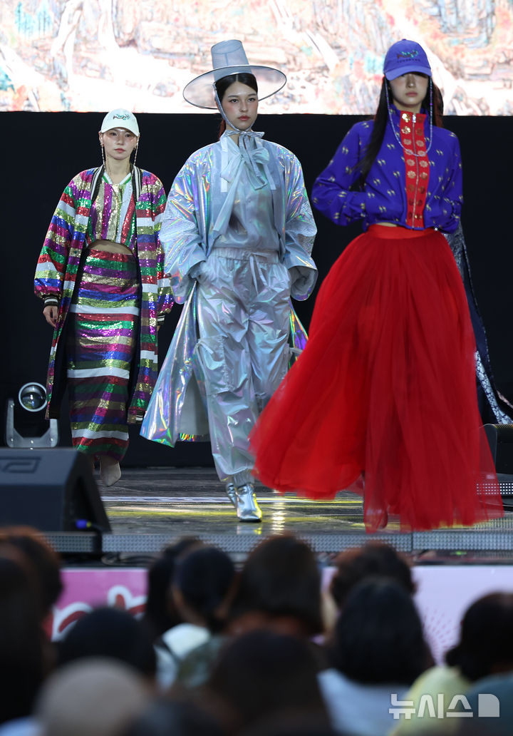 [서울=뉴시스] 조성우 기자 = 20일 서울 마포구 홍대 레드로드 R6에서 열린 레드로드 페스티벌에서 한복 패션쇼가 진행되고 있다. 2025.09.20. xconfind@newsis.com