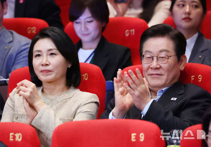 [부산=뉴시스] 최동준 기자 = 이재명 대통령과 김혜경 여사가 20일 부산 해운대구 영화의전당에서 부산국제영화제 공식상영작 '극장의 시간들'을 관람한 뒤 감독과 배우들의 소감을 들으며 박수를 치고 있다. (대통령실통신사진기자단) 2025.09.20. photocdj@newsis.com