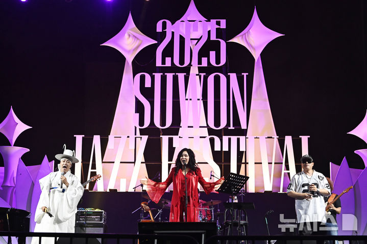 [수원=뉴시스] 김종택 기자 = 2025 수원재즈페스티벌 둘째날인 20일 오후 경기 수원시 광교호수공원 재미난 밭에 마련된 무대에서 웅산밴드가 열띤 공연을 펼치고 있다. 2025.09.20. jtk@newsis.com