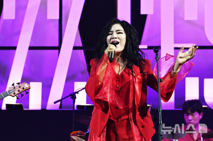 [수원=뉴시스] 김종택 기자 = 2025 수원재즈페스티벌 둘째날인 20일 오후 경기 수원시 광교호수공원 재미난 밭에 마련된 무대에서 웅산밴드가 열띤 공연을 펼치고 있다. 2025.09.20. jtk@newsis.com