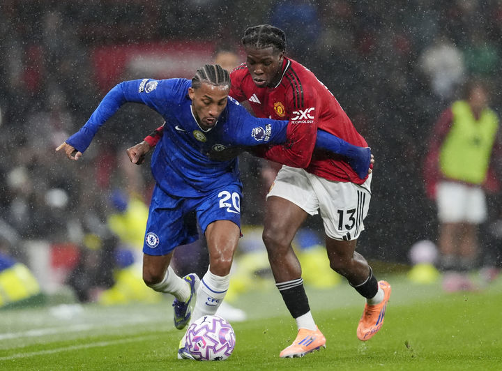 [맨체스터=AP/뉴시스] 잉글랜드 프로축구 프리미어리그(EPL) 첼시의 주앙 페드로(왼쪽), 맨체스터 유나이티드의 파트리크 도르구. 2025.09.20.