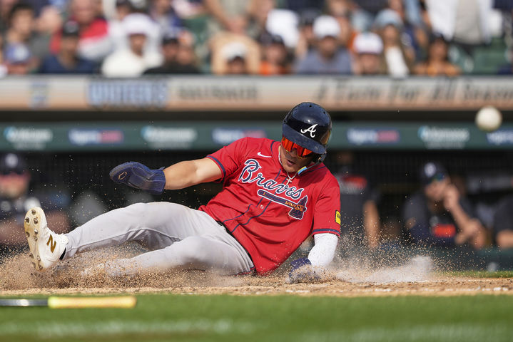 [디트로이트=AP/뉴시스] 애틀랜타 브레이브스의 김하성이 21일(한국 시간) 미국 미시건주 디트로이트의 코메리카 파크에서 벌어진 2025 메이저리그(MLB) 디트로이트 타이거스와의 원정 경기에서 9회초 주릭슨 프로파의 안타 때 홈으로 파고들고 있다. 2025.09.21