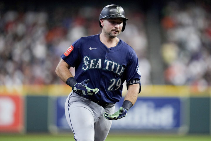 [휴스턴=AP/뉴시스] 메이저리그 시애틀 매리너스의 칼 롤리가 20일(한국 시간) 휴스턴 애스트로스전에서 3회초 1점 홈런을 친 뒤 그라운드를 돌고 있다. 2025.09.21.