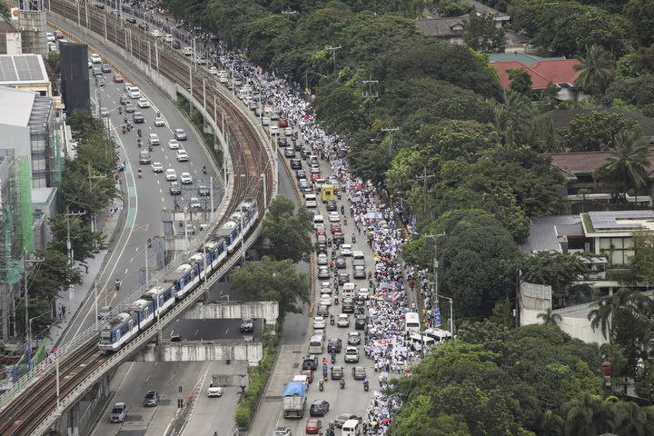 [마닐라=AP/뉴시스] 아시아 각국에서 특권과 부패를 규탄하는 대규모 시위가 잇따르는 가운데, 필리핀에서 21일 대규모 반부패 시위가 벌어졌다. 마닐라 인근 만달루에서 시위대가 거리에서 행진하는 모습. 2025.09.21