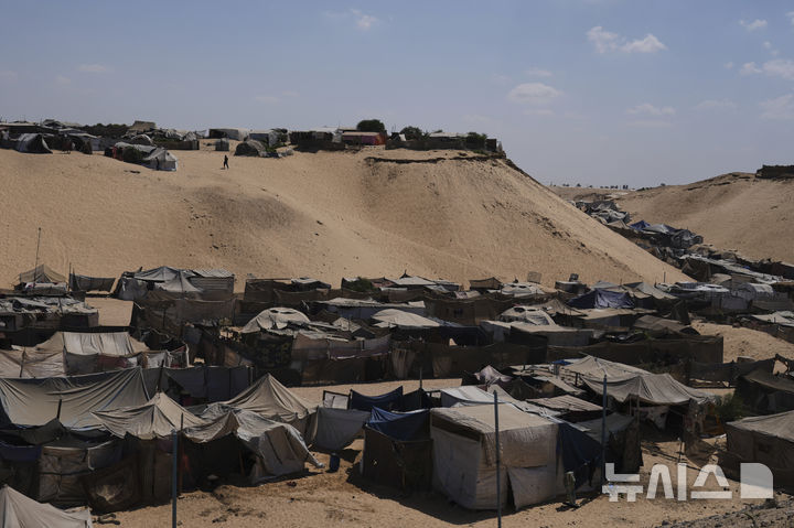 [AP/뉴시스] 이스라엘이 가자 지구 내 안전지대로 지정한 무와시의 피난민 텐트촌. 21일 사진