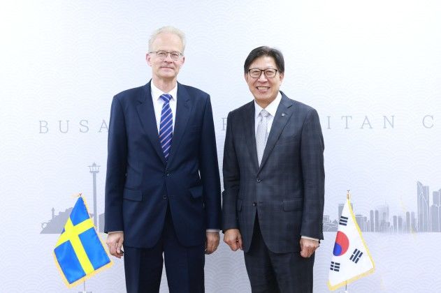 [부산=뉴시스] 박형준(오른쪽) 부산시장이 19일 시청 국제의전실에서 칼 울르프 안데르손 주한스웨덴대사와 만나 양국 간 상호 교류 및 협력 방안을 논의한 뒤 기념사진을 찍고 있다. (사진=부산시 제공) 2025.09.19. photo@newsis.com *재판매 및 DB 금지