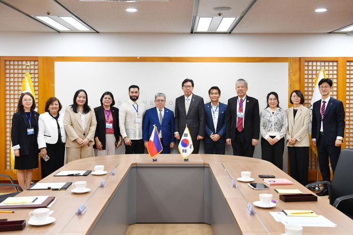 [부산=뉴시스] 박형준 부산시장이 19일 시청 국제의전실에서 주한 필리핀 대사대리, 필리핀-한국경제위원회(PHILKOREC) 무역사절단과 만나 무역·투자 협력과 인적 교류 확대 방안을 논의한 뒤 기념사진을 찍고 있다. (사진=부산시 제공) 2025.09.19. photo@newsis.com *재판매 및 DB 금지