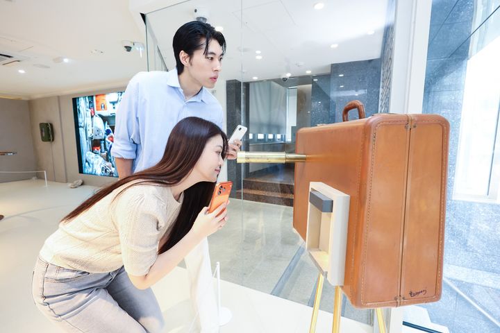 "틈에서 아이폰17 체험하세요"…LGU+, 복합문화공간 팝업 전시