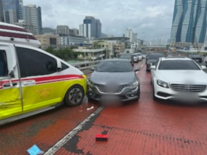 [부산=뉴시스] 20일 오후 1시10분께 부산 중구 영주고가교에서 부산역 방향을 달리던 119구급차가 빗길에 미끄러져 정차 중인 승용차를 추돌했다. (사진=부산 중부경찰서 제공) 2025.09.20. photo@newsis.com *재판매 및 DB 금지