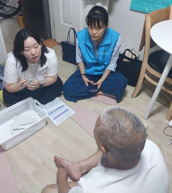 [서울=뉴시스] 관악구 방문 약사 복약 상담 모습. 2025.09.21. (사진=관악구 제공) *재판매 및 DB 금지