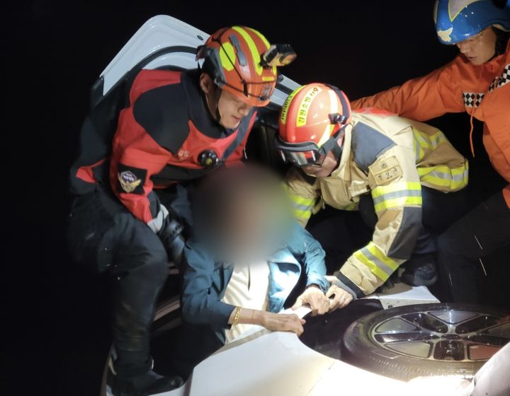 [동해=뉴시스] 동해해경과 소방이 해상에 추락한 챠량에서 탑승자들을 구조하고 있다.(사진=동해해경 제공)photo@newsis.com *재판매 및 DB 금지