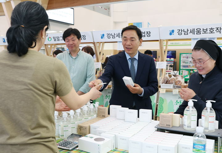 [서울=뉴시스] 지난해 열린 소담소담 별별마켓에 참가한 조성명 강남구청장. 2024.04.25. (사진=강남구 제공) *재판매 및 DB 금지