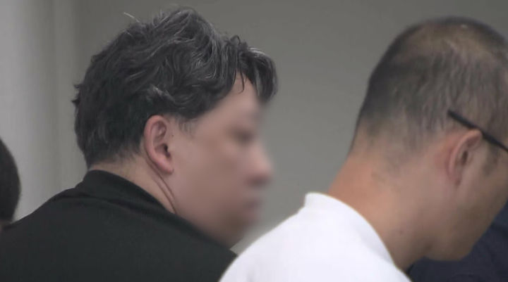 [서울=뉴시스] 일본의 한 연예기획사 대표 토리마루 히로시가 15세 미성년 소속 아이돌을 상대로 12차례 외설 행위를 한 혐의로 체포됐다. 사진은 토리마루 체포 당시 모습. (사진 = 후지TV 캡처) 2025.09.21. *재판매 및 DB 금지