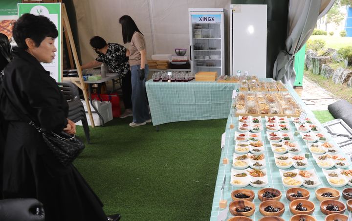 [뉴시스 앵글]'건강 한보따리' 제천한방엑스포 북적