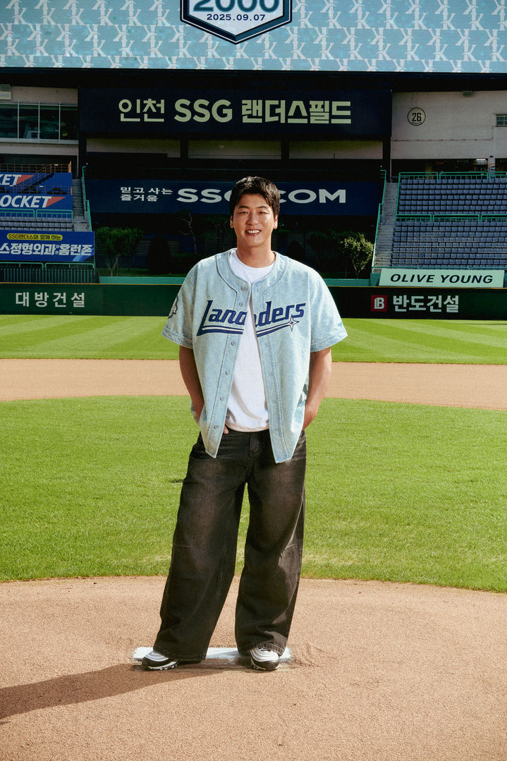 프로야구 SSG 랜더스의 김광현이 2000K 기념 MD 유니폼을 입었다. (사진=SSG 제공). 2025.09.21. *재판매 및 DB 금지