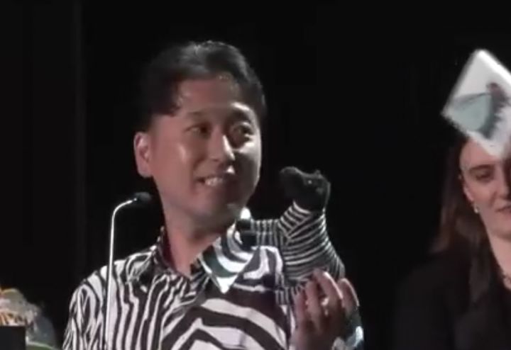 [서울=뉴시스] 이그노벨상을 수상하고 있는 고지마 도모키 연구진의 모습. (사진 = NHK World 캡처) 2025.09.21. *재판매 및 DB 금지